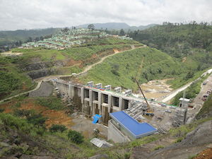 construcción de un embalse en el valle
