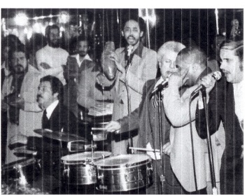 Tito Puente tocando con otros músicos