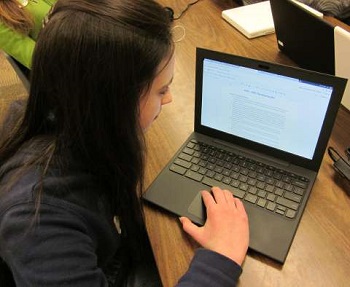 estudiante en la computadora