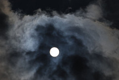 La luna que refleja la luz del sol