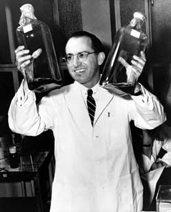 Jonas Salk desarrolló la vacuna contra la polio.
