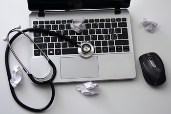 Los médicos dependen continuamente de las computadoras todos los días.