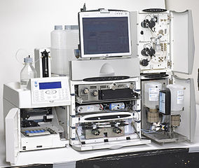 Esto muestra una máquina utilizada para identificar compuestos químicos.