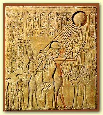 Akhenaton, con caderas y pechos femeninos, adorando el disco de Aten
