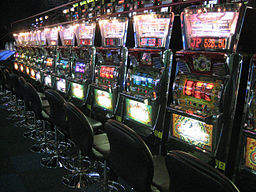 Imagen de máquinas tragamonedas en un casino