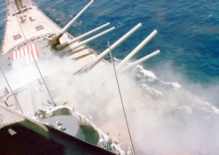 Imagen de la explosión tomada a bordo del USS Iowa.