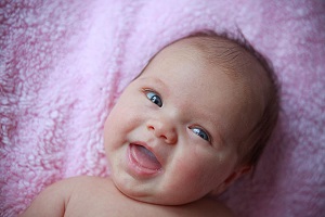 Un bebe sonriente