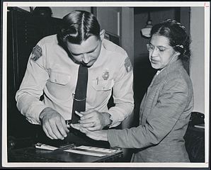 A Rosa Parks se le tomaron las huellas dactilares después de la imagen de arresto