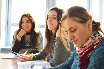 imagen de estudiantes escuchando