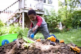 Niño jugando afuera