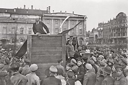 Un hombre, Vladimir Lenin, pronuncia un discurso ante una gran multitud.
