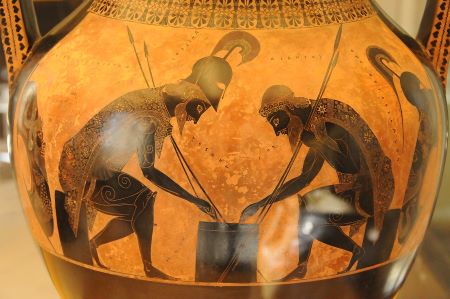 Cerámica griega de figuras negras que representa a Aquiles y Áyax jugando un juego de mesa.