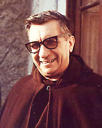 Foto de un fraile franciscano con túnica marrón y gafas.