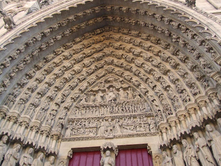 Una imagen del tímpano sobre el portal de la catedral, que muestra esculturas en relieve de piedra de Cristo y el Juicio Final.