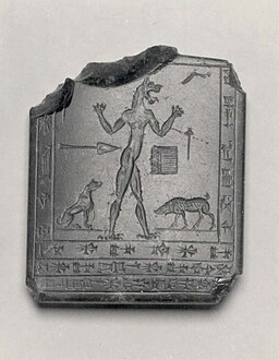 amuleto cuadrado con imagen del demonio Lamashtu como monstruo híbrido