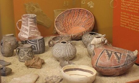 Colección de cerámica anasazi expuesta en un museo