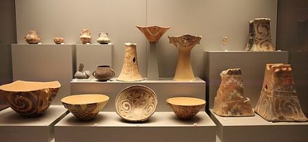 Cuencos, tinajas y pedestales griegos antiguos hechos de arcilla roja y decorados con diseños negros.