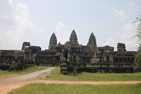 Fotografía en color que muestra la estructura del templo de Angkor Wat con tres altas torres.