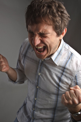 hombre enojado que sufre de disforia emocional