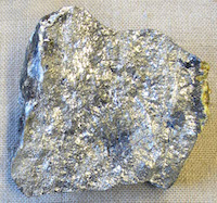 La imagen muestra el elemento antimonio, un metaloide de color azul plateado.