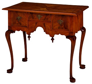 Mesa antigua francesa con patas cabriole
