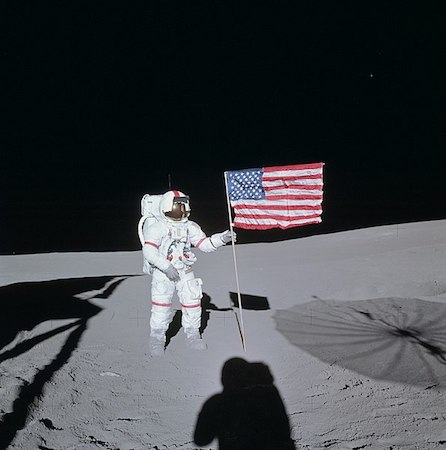 Una fotografía de Alan Shepard en la Luna sosteniendo una bandera estadounidense.