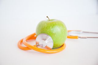 ¿Comer una manzana o ver un estetoscopio?
