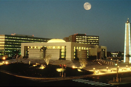 Un complejo de edificios que representa la sede de Saudi Aramco en Arabia Saudita.