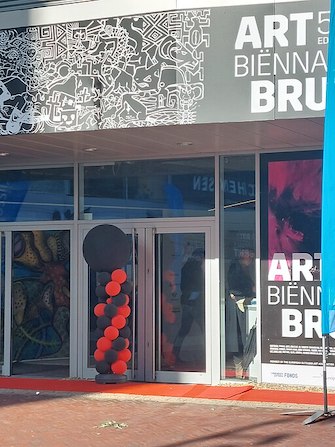 Fotografía en color del exterior de la galería Art Brut Biennale