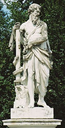 Una estatua del dios Asclepio, apoyada en un bastón con una gran serpiente enrollada en la parte inferior.