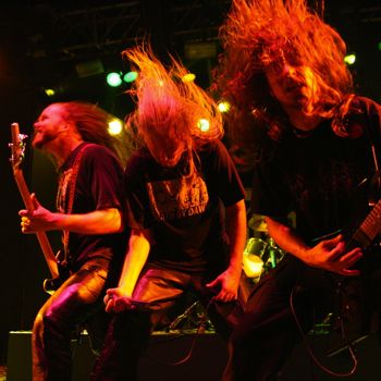 Banda de heavy metal / death metal, Asphyx, golpeando la cabeza durante una actuación.
