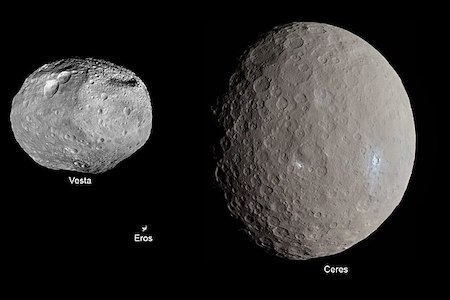 Un gran asteroide redondo, uno más pequeño con forma de patata y uno irregular diminuto