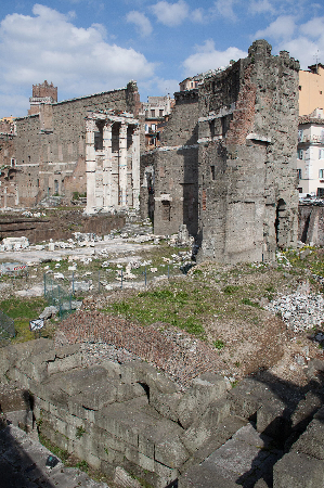 Foto de las ruinas del Foro de Augusto de la antigua Roma.