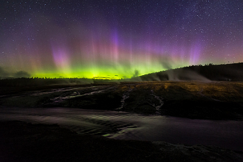 La aurora boreal sobre el Parque Nacional de Yellowstone