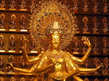 Estatua de oro y jade de Avalokitesvara