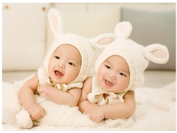 Imagen de bebés gemelos idénticos