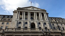 Las fotos muestran la arquitectura clásica y la fachada de un lado del edificio del Banco de Inglaterra.