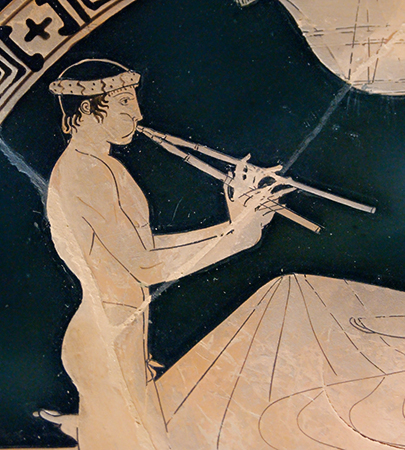 Pintando a un joven tocando un instrumento tipo flauta.