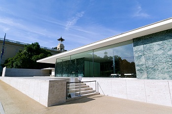 Escalera y fachada oeste del Pabellón de Barcelona