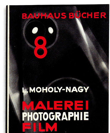 Imagen de la portada de un libro de estilo suizo que muestra una fuente sans serif roja y blanca con un fondo negro y una llamativa letra ocho en la imagen.