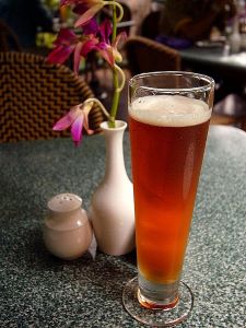 Vaso lleno de cerveza fría dentro de un bar.