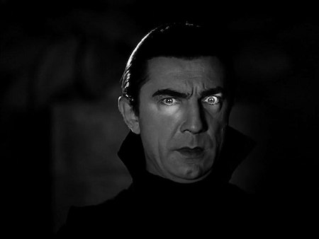 Una fotografía en blanco y negro de Bela Lugosi, un hombre de cabello oscuro, como Drácula, un vampiro con capa.
