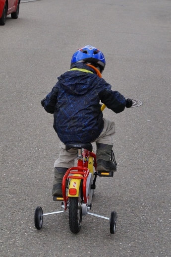 Niño montando bicicleta
