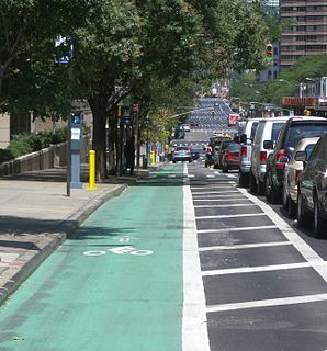Carril bici junto a coches aparcados