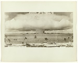 Nube en forma de hongo de la prueba de la bomba atómica en el atolón de Bikini