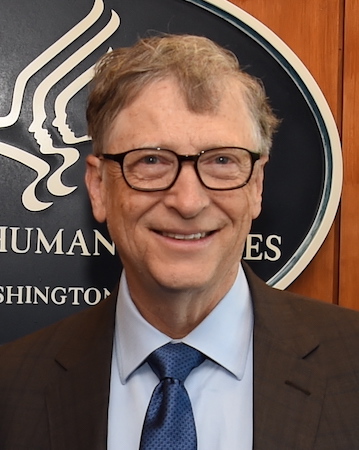 Una fotografía de Bill Gates, un hombre con gafas, traje y corbata.