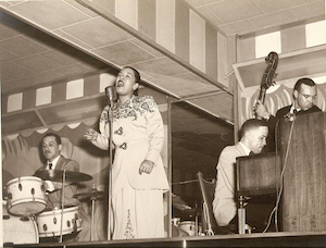 Billie Holiday y una sección de ritmo