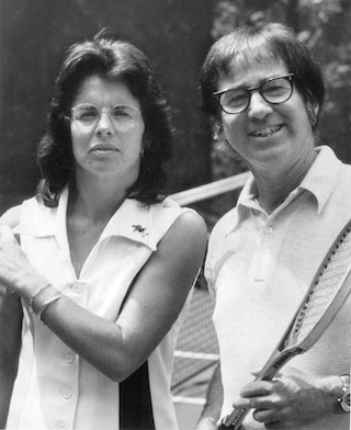 Imagen en blanco y negro de Billie Jean King y Bobby Riggs fotografía de prensa para Battle of Sexes.