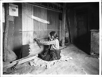 mujer tejiendo manta