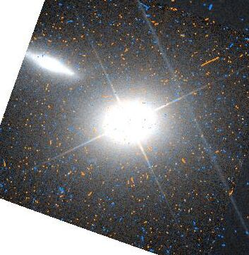 Imagem do Blazar Markarian 421 e uma galáxia próxima